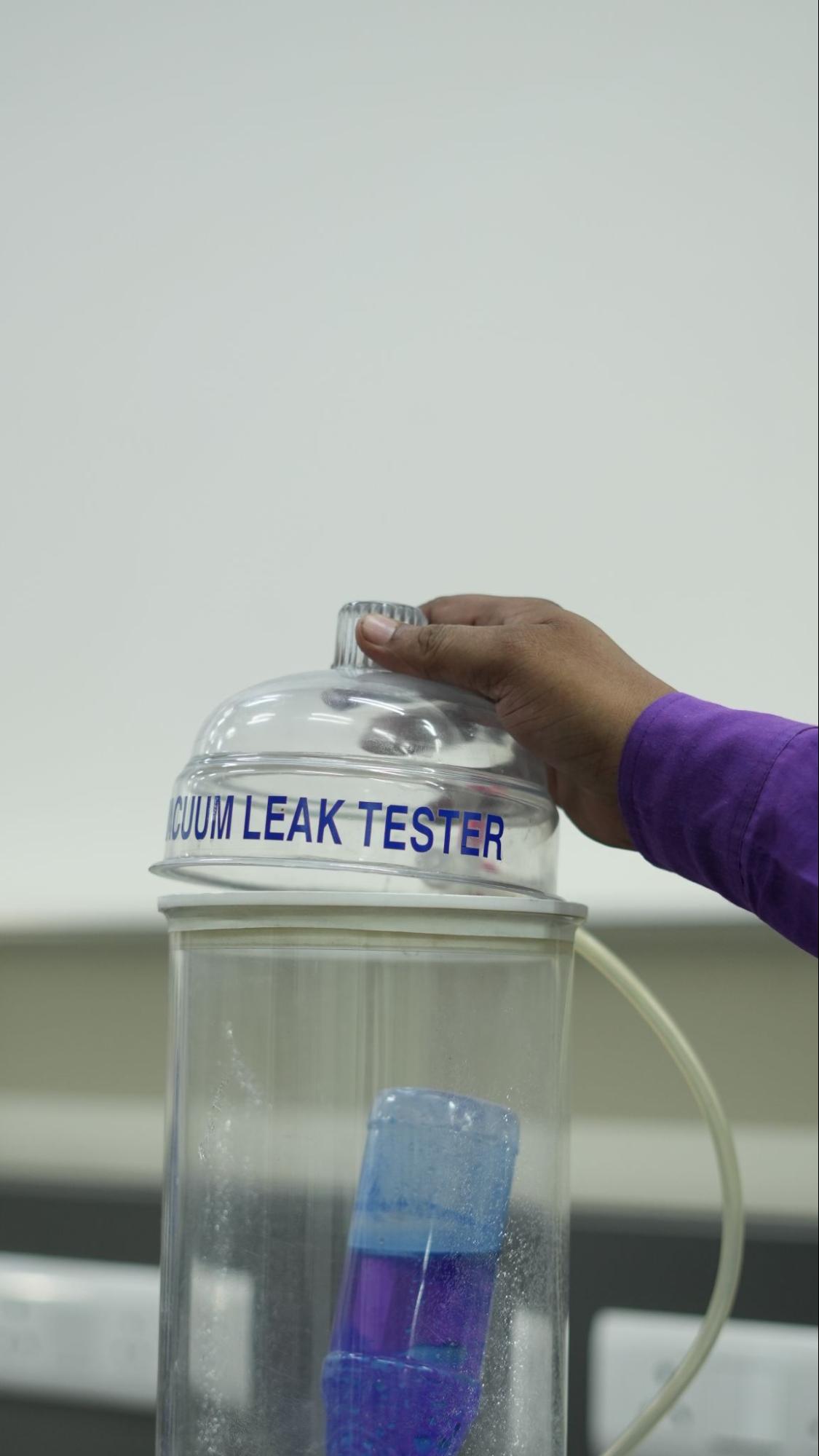 Vacuum leak tester